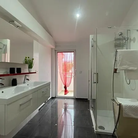 Apartment Apricot - Stilvolles Grosses Haus Mit Kuehlem Garagenparkplatz